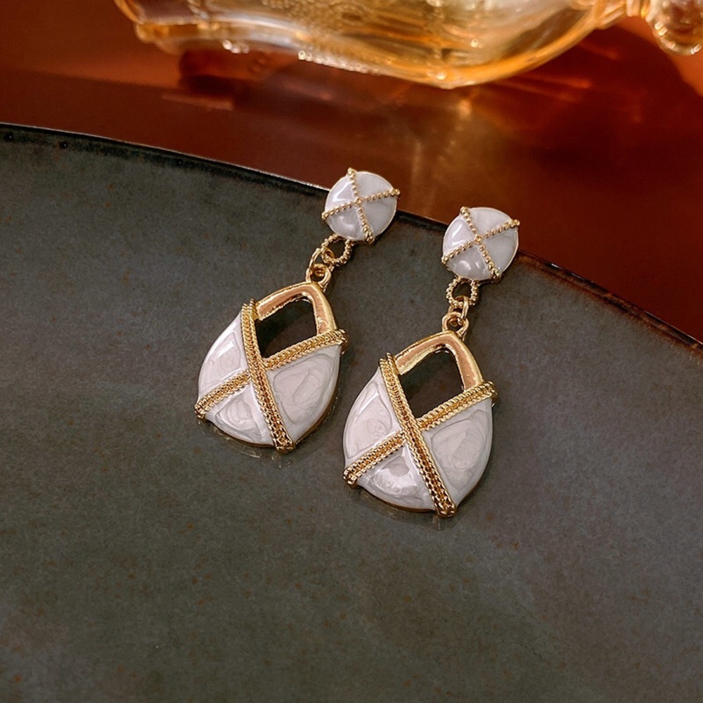 Second-hand earrings, earring accessories